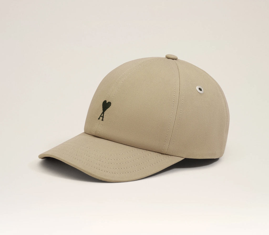 AMI Paris Ami de Coeur Embroidery Cap
cap zijkant met borduursel detail