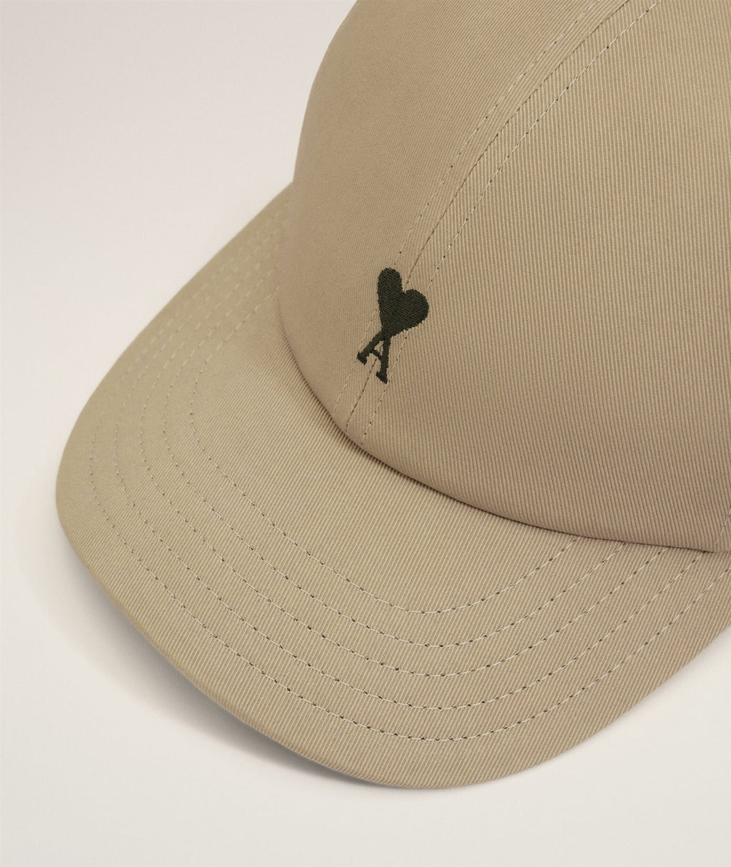 Close-up van Ami Paris signature eyelets op Ami de Coeur Embroidery Cap